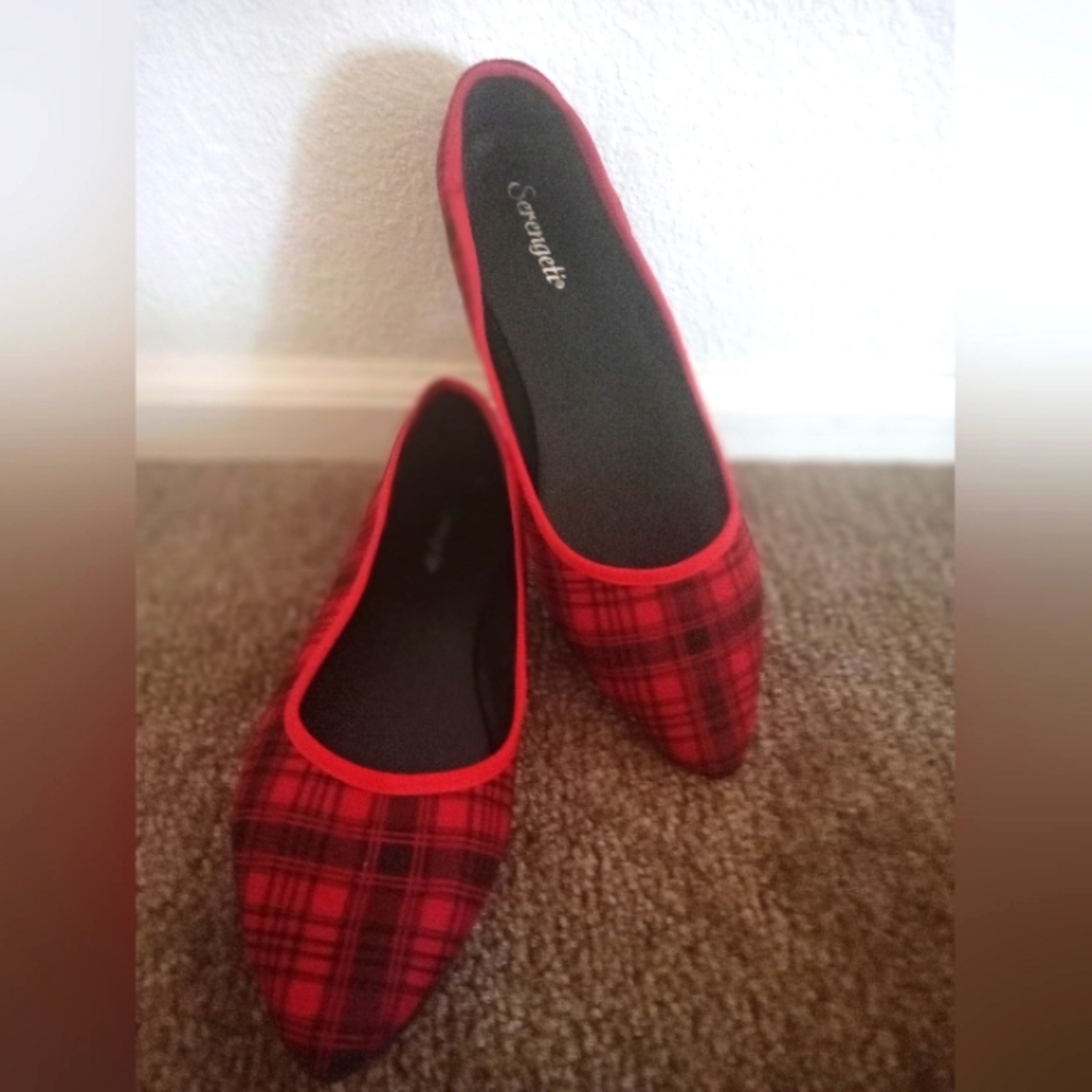 Serengetti Red/ Black Checkered Flats sz 9